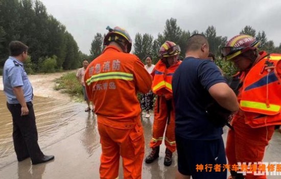 汽车紧急救援 险！电动车被大水冲下桥，司机受困，紧急时刻他们出手了……