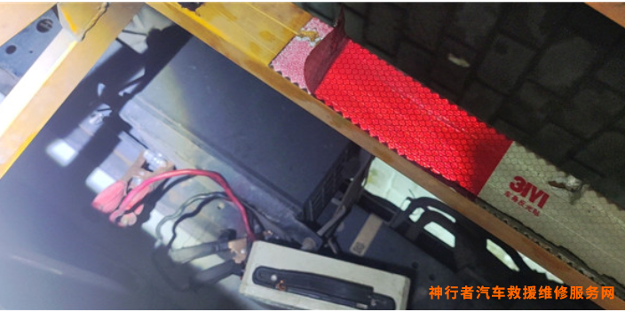松江区汽车电瓶搭电服务,搭电