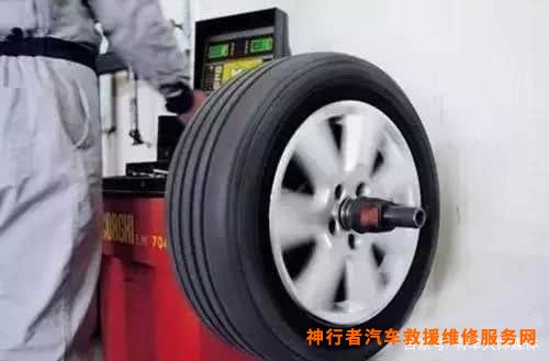 油动老年四轮代步车_四轮动平衡_汽车四轮平衡