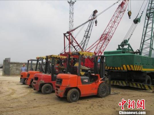 吊车脱困救援_ns1600型铁路救援吊车_吊车救援 百度百科