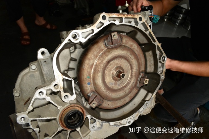 斯太尔中桥箱维修_j6变速箱副箱维修视频_变速箱维修