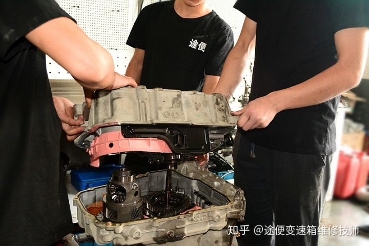 j6变速箱副箱维修视频_变速箱维修_斯太尔中桥箱维修