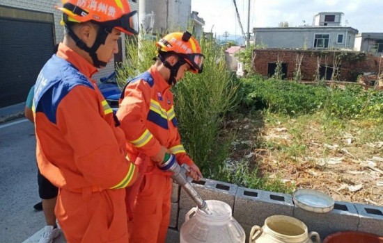 医院突发停水12名透析病人危在旦夕，凤凰消防紧急送水