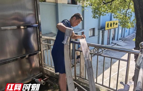 湘潭一家医院突发停水血透急需用水  雨湖消防紧急送水